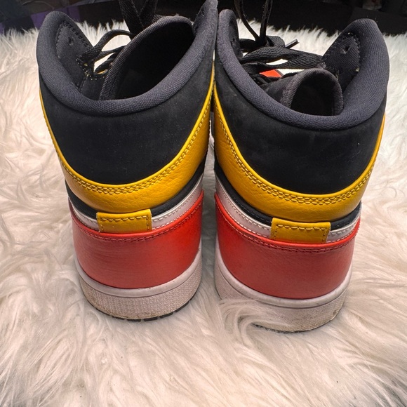 Nike Air Jordan 1 Mid SE Amarillo Sneakers - Picture 3 of 4